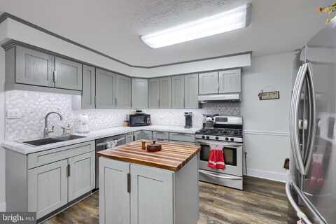 3244 N GEORGE STREET, EMIGSVILLE, PA 17318