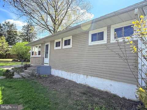 6 CIRCLE DRIVE, READING, PA 19606