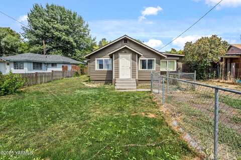 1111 Maple Way, Zillah, WA 98953
