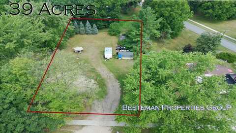 1305 E James St, White Cloud, MI 49349