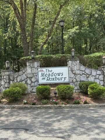 30 Woods Edge Dr, Roxbury Township, NJ 07876
