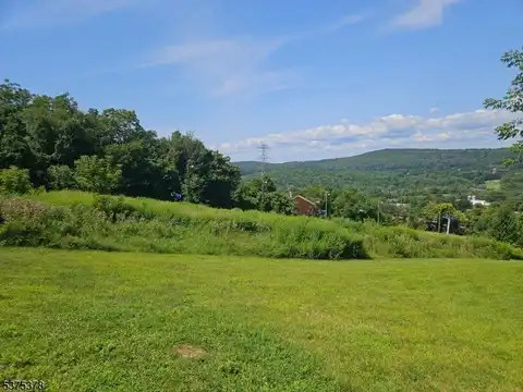 1 Davos Dr, Vernon, NJ 07462