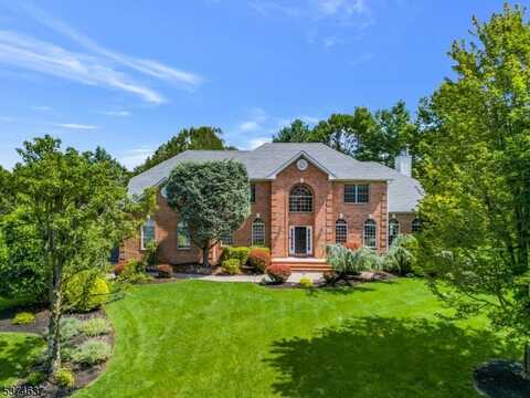 5 Westwood Ct, Warren, NJ 07059