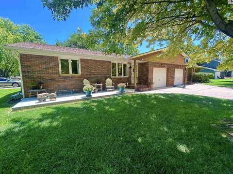 3228 Nutmeg Ln, Hutchinson, KS 67502