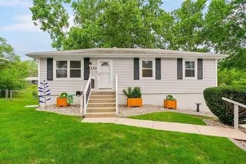 133 NW Lakeview Court, Blue Springs, MO 64014