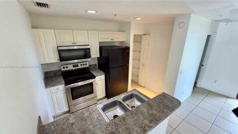 2000 Freeport Ln, Riviera Beach, FL 33404