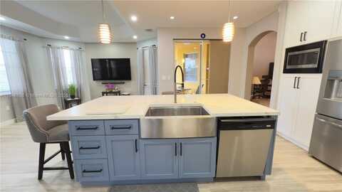 1247 NW 165th Ave, Pembroke Pines, FL 33028
