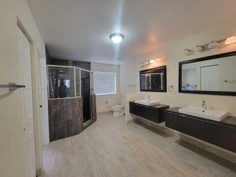 6671 NW 107th Ct, Doral, FL 33178