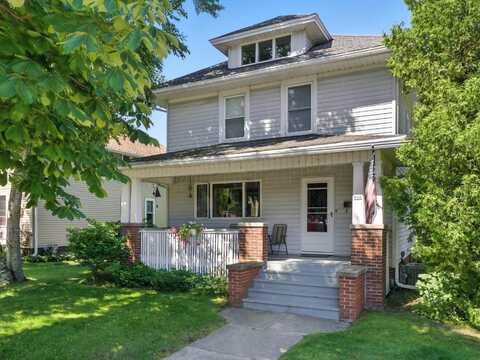 866 N 10th St, Manitowoc, WI 54220