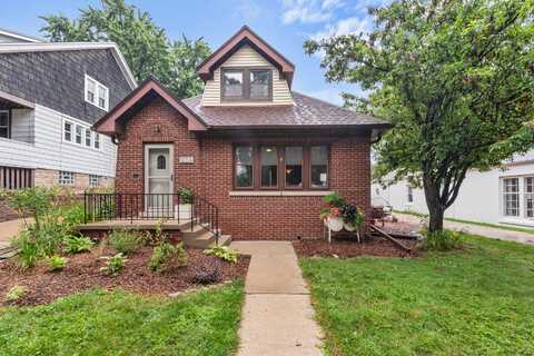 2124 N 84th St, Wauwatosa, WI 53226