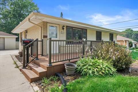 W149n8425 Norman Dr, Menomonee Falls, WI 53051