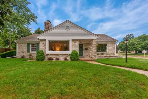 855 Center St, Hartford, WI 53027