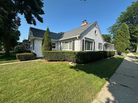 5100 N Idlewild Ave, Whitefish Bay, WI 53217