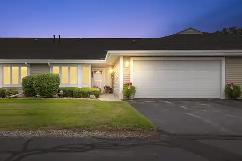 315 Hartford Sq, Hartford, WI 53027