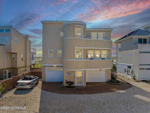 13 Middlesex Avenue, Harvey Cedars, NJ 08008