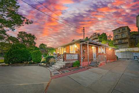 669 W Fingerboard Rd, Staten Island, NY 10305