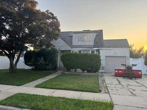 36 Cinque Drive, Farmingdale, NY 11735