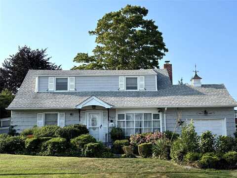 565 N Suffolk Avenue, Massapequa, NY 11758