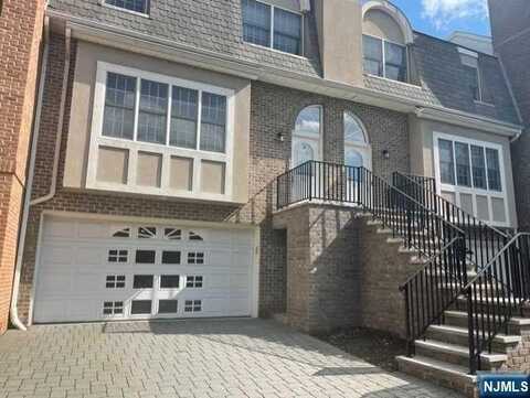 105 Stonegate, Cresskill, NJ 07626