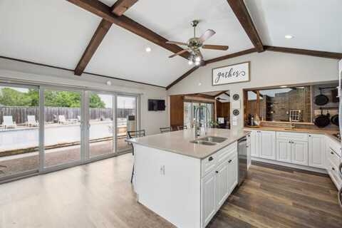 108 Circleview Drive S, Hurst, TX 76054