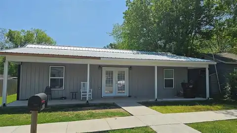 805 S 4th Street, Bonham, TX 75418
