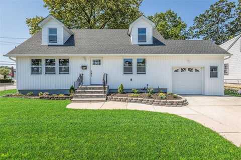 260 S Broome Avenue, Lindenhurst, NY 11757
