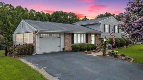 1720 Parker LN, Vinton, VA 24179