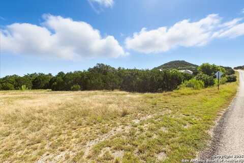 672 Lakepark Dr, Lakehills, TX 78063