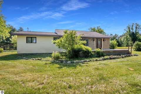 7977 Michigan Avenue, Thompsonville, MI 49683