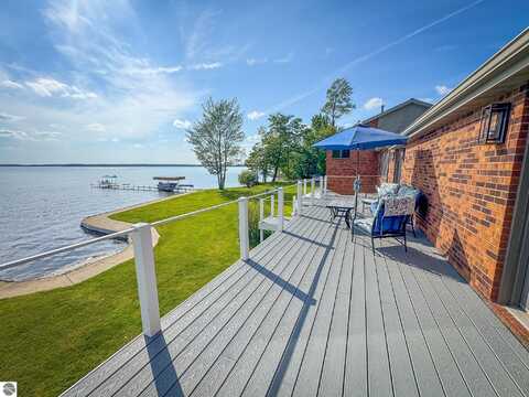 815 E Lake Mitchell Drive, Cadillac, MI 49601