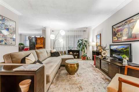 4330 Hillcrest Dr, Hollywood, FL 33021