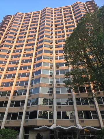 555 W Cornelia Avenue, Chicago, IL 60657