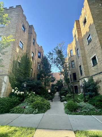 1214 W Jarvis Avenue, Chicago, IL 60626