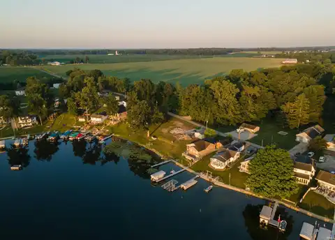 5685 S 940 E, Wolcottville, IN 46795
