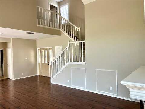 207 Cimarron Trail, Irving, TX 75063