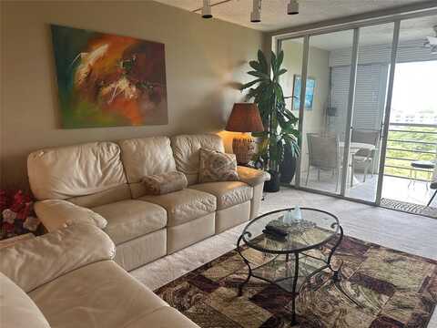 605 Oaks Dr, Pompano Beach, FL 33069