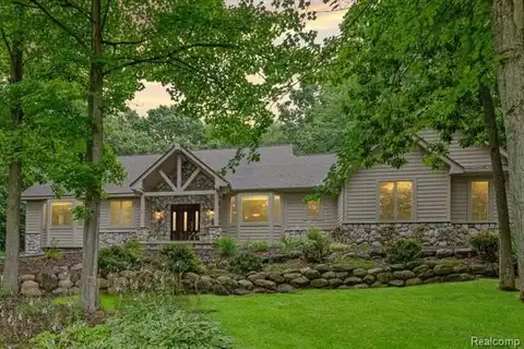 15301 Oak Hollow Drive, Holly, MI 48442