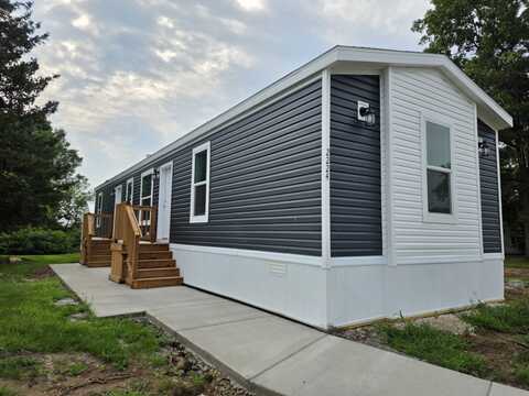 2224 Maclaren Dr, Highland, MI 48357