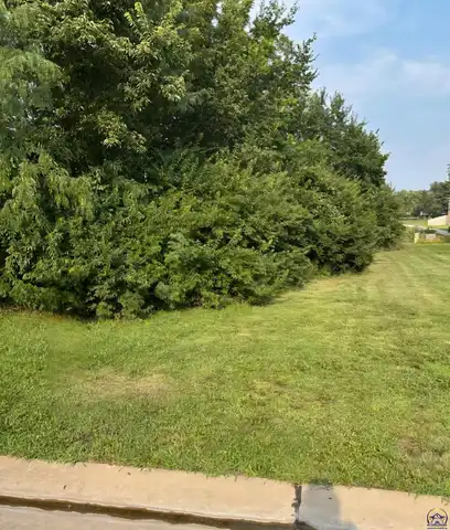 SE Stone Ledge DR, Topeka, KS 66609