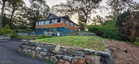 99 Lindys Dr, West Milford, NJ 07480