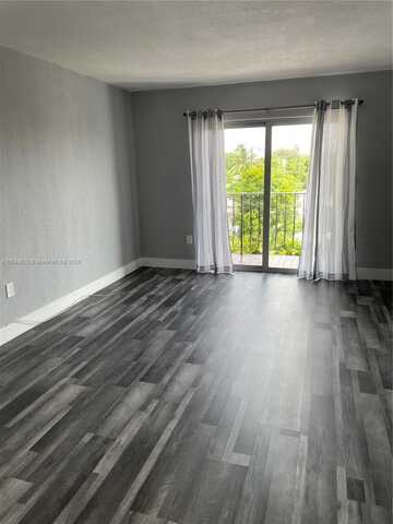 3075 NW 7th St, Miami, FL 33125