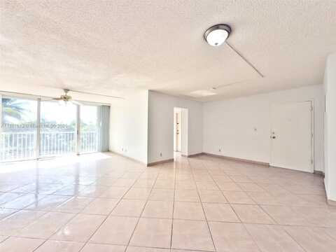 942 NE 199th St, Miami, FL 33179