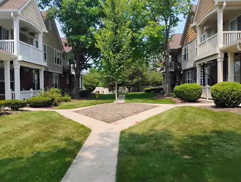 1128 GEORGETOWN Way, Vernon Hills, IL 60061