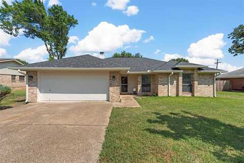 810 Rolling Hills Drive, Hewitt, TX 76643