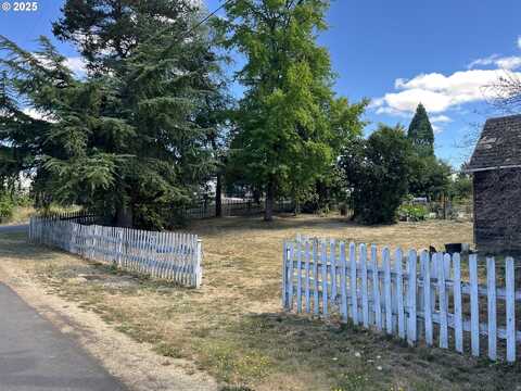 107 W ADAMS, Carlton, OR 97111