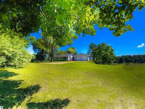 15760 Lakola Road, Leroy, MI 49655