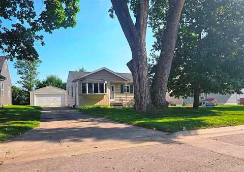 109 E Willman, Hiawatha, IA 52233