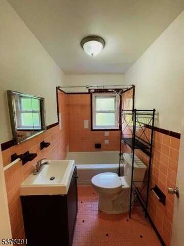 796 Fairview Ln, Cliffside Park, NJ 07010