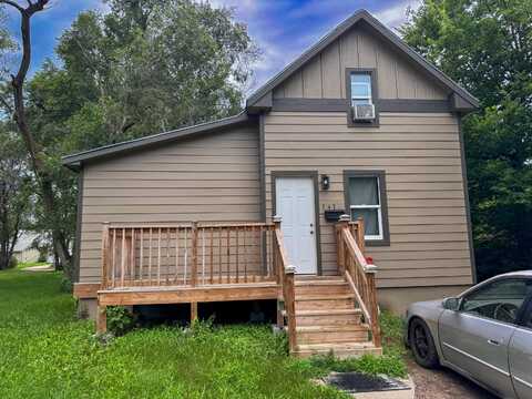 747 Simmons Ave SE, Huron, SD 57350