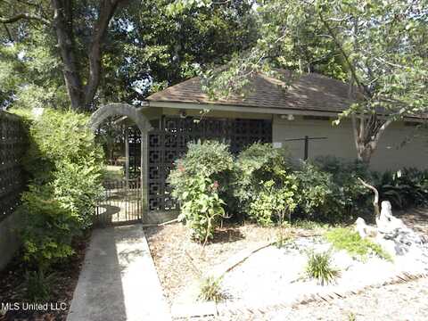 2096 Pat Lane, Biloxi, MS 39531
